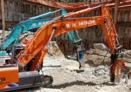 20200814_Hitachi ZX490-5A VS Kobelco SK480-8_Moment